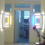 Die Gaenge zu den Behandlungszimmern wurden mit unterschiedlichem farbigen Licht gekennzeichnet. Sie erleichtern den Patienten die Orientierung. Leuchte LiGRO 5023-WEGA-FR-424